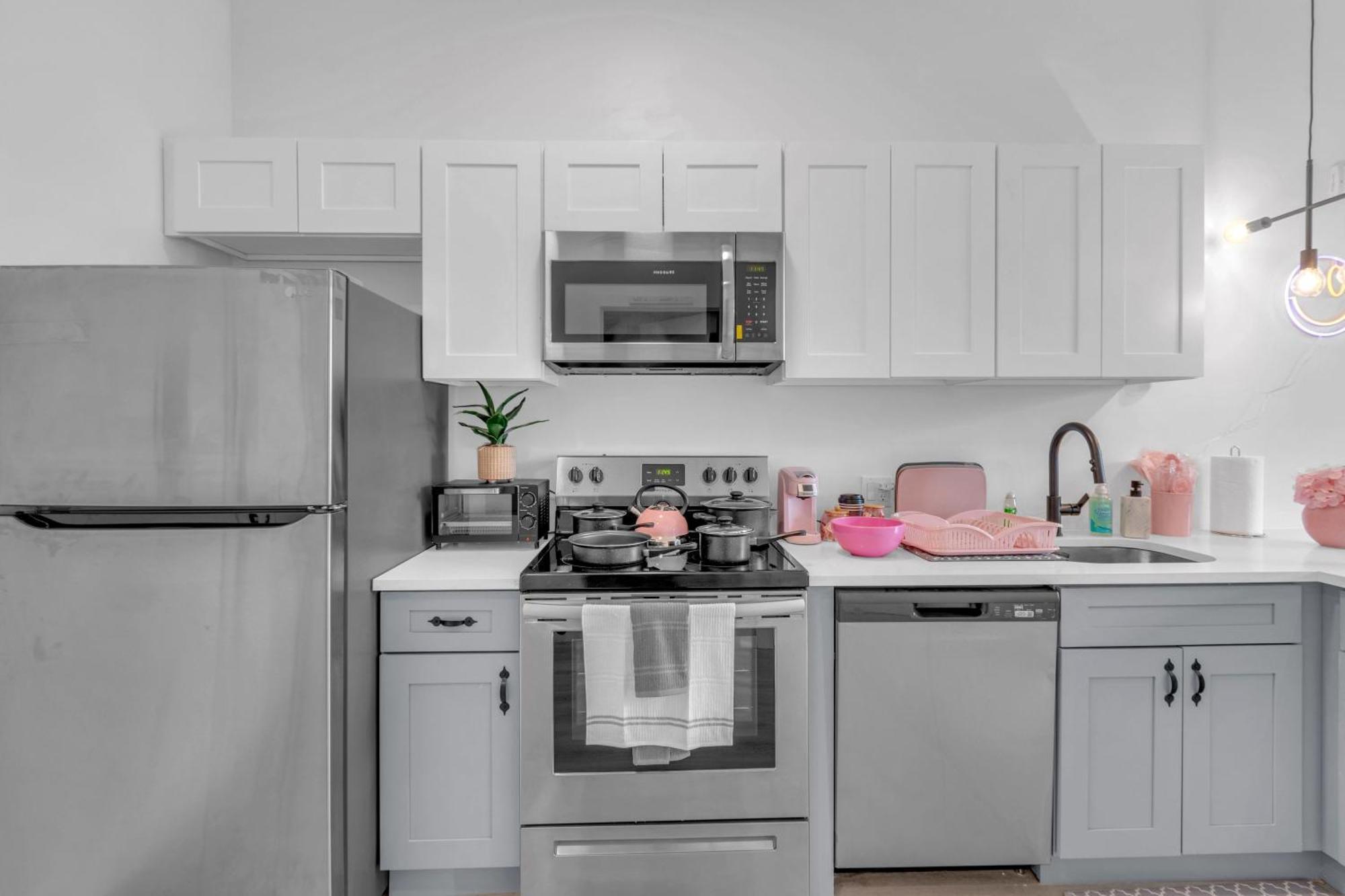 Pink Heaven Indoor Pool, Free Parking, Near Nyc Apartment Elizabeth Exterior photo