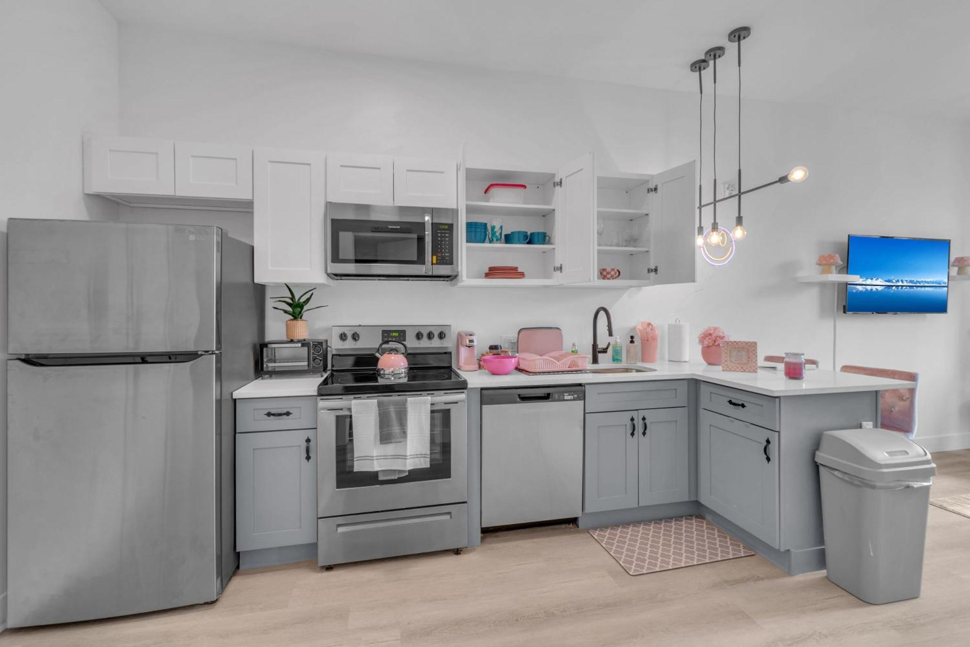 Pink Heaven Indoor Pool, Free Parking, Near Nyc Apartment Elizabeth Exterior photo
