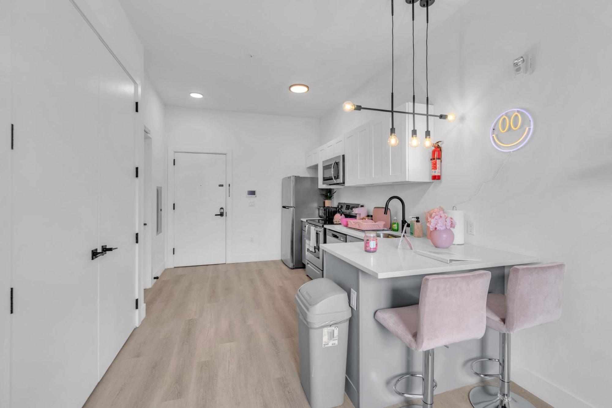 Pink Heaven Indoor Pool, Free Parking, Near Nyc Apartment Elizabeth Exterior photo